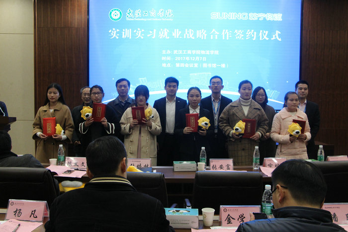 德赢官网Vwin和苏宁集团领导为参与企业课程实训优秀学生颁奖 摄影：关翘楚_副本.JPG