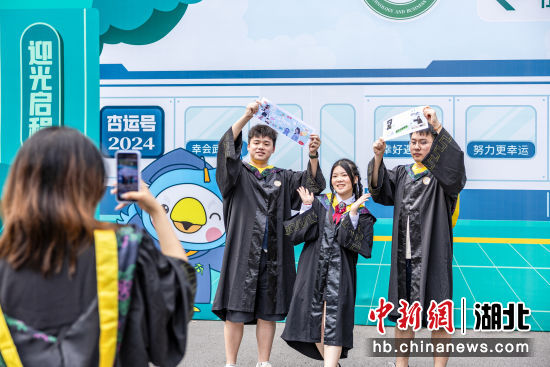 毕业生们在典礼现场合影留念 苏古润 摄 毕业生们在典礼现场合影留念 苏古润 摄